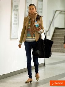 Папарацци и Адриана Лима в аэропорту «LaGuardia»: adriana-lima-everybody-is-afraid-of-something-01_Starbeat.ru