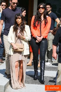 Любитель вкусно поесть: Ким Кардашьян: kim-kardashian-atlanta-landing-for-temptation-premiere-01_Starbeat.ru