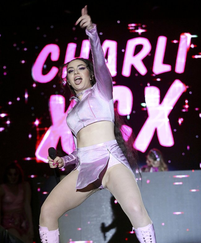 Чарли ХСХ и совсем не интересные фото снизу (музыкальный фестиваль «LA Pride»): charli-xcx-10_Starbeat.ru