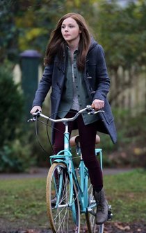 Съемки фильма «Если я останусь» в Ванкувере: Хлоя Морец: chloe-moretz-riding-a-bike-on-the-set-of-if-i-stay--01_Starbeat.ru