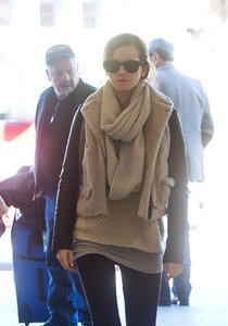 Эмма Уотсон в аэропорту Лос-Анджелеса: Emma-Watson-at-LAX-Airport--01_Starbeat.ru