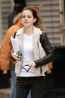 Эмма Уотсон на улицах Нью-Йорка: Emma-Watson---Out-in-NYC--12_Starbeat.ru