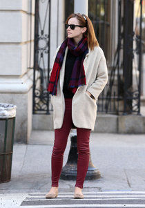 Эмма Уотсон в Нью-Йорке: emma-watson-in-red-leather-pants-out-in-new-york--01_Starbeat.ru