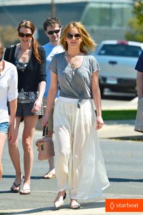 Воскресный обед с друзьями: Дженнифер Лоуренс: jennifer-lawrence-sheer-skirt-short-hair-for-sunday-lunch-01_Starbeat.ru