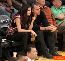 Селена Гомес и Кейли Куоко на баскетбольном матче: selena-gomez-spring-breakers-opens-big-in-limited-release-01_Starbeat.ru