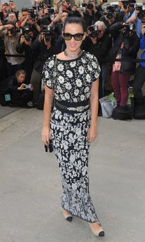 Неделя Моды в Париже: Кэти Перри на шоу «Chanel SS 2014»: katy-perry-paris-fashion-week-2013---chanel-ss-2014-show-01_Starbeat.ru