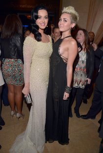 Грэмми-2013: Майли Сайрус и Кэти Перри: Miley-Cyrus-16_Starbeat.ru