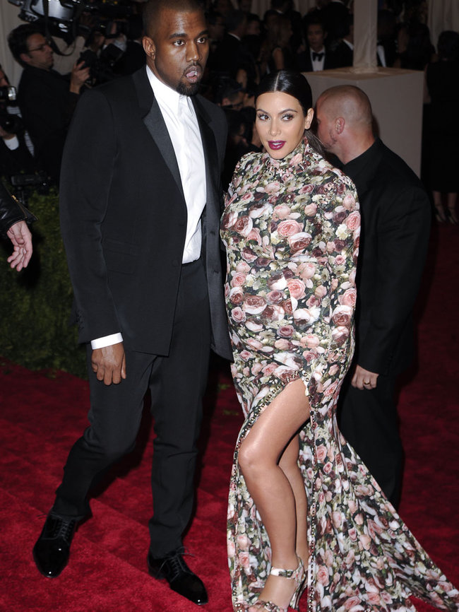 Беременная Ким Кардашьян и Канье Уэст: «Met Gala 2013»: kim-kardashian---2013-met-gala--05_Starbeat.ru