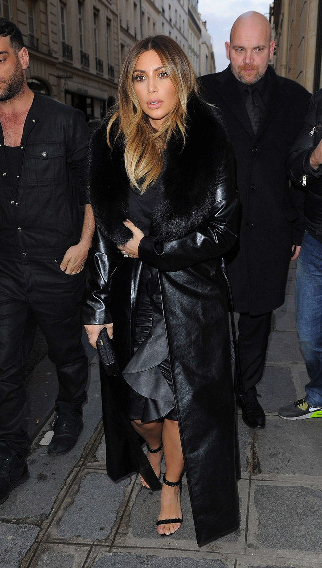 Ким Кардашьян на шоппинге в Париже: kim-kardashian-photos-shopping-candids-in-paris--13_Starbeat.ru