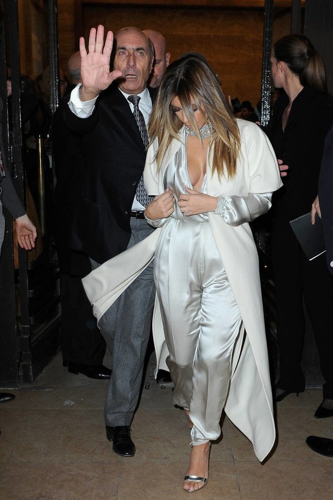 Ким Кардашьян на модном показе «Stephane Rolland» в Париже: kim-kardashian-102_Starbeat.ru