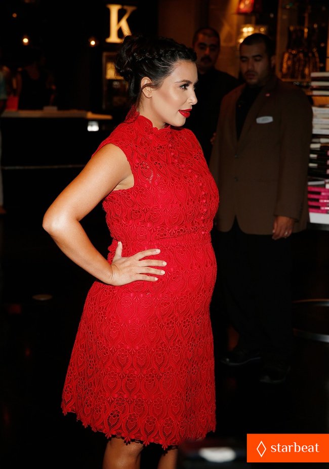 Ким Кардашьян представила свой новый аромат «Glam»: pregnant-kim-kardashian-glam-perfume-promotion-in-las-vegas-04_Starbeat.ru