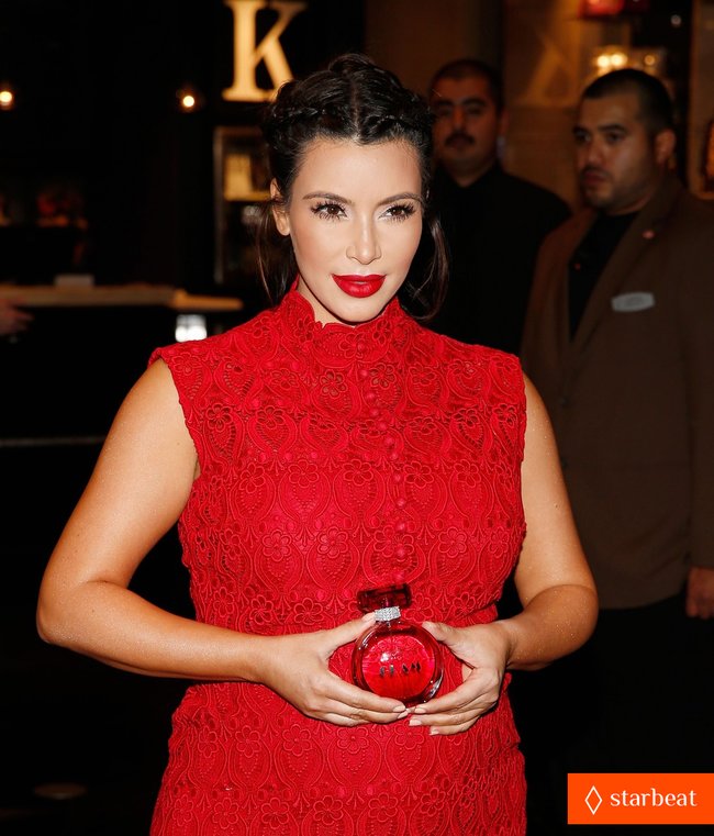 Ким Кардашьян представила свой новый аромат «Glam»: pregnant-kim-kardashian-glam-perfume-promotion-in-las-vegas-19_Starbeat.ru