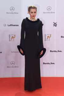 Вручение наград «Bambi Awards» в Берлине: Майли Сайрус: miley-cyrus-bambi-awards-2013--01_Starbeat.ru