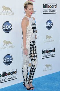 Майли Сайрус на красной дорожке «Billboard Music Awards 2013»: miley-cyrus---2013-billboard-music-awards-in-las-vegas--01_Starbeat.ru
