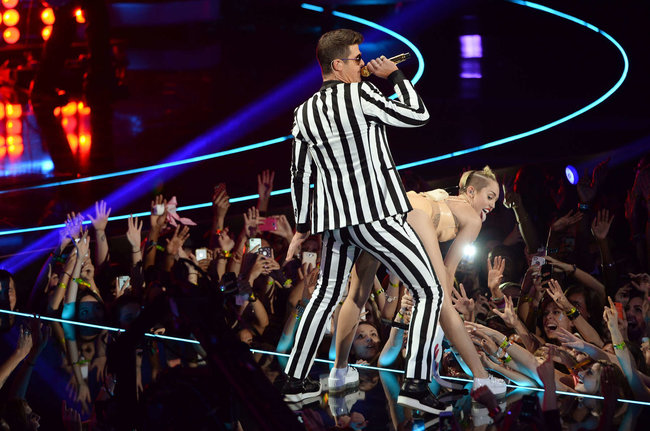 «MTV Video Music Awards 2013» в Бруклине: скандальное выступление Майли Сайрус: miley-cyrus-pictures-hot-vma-2013-mtv-performance--01_Starbeat.ru