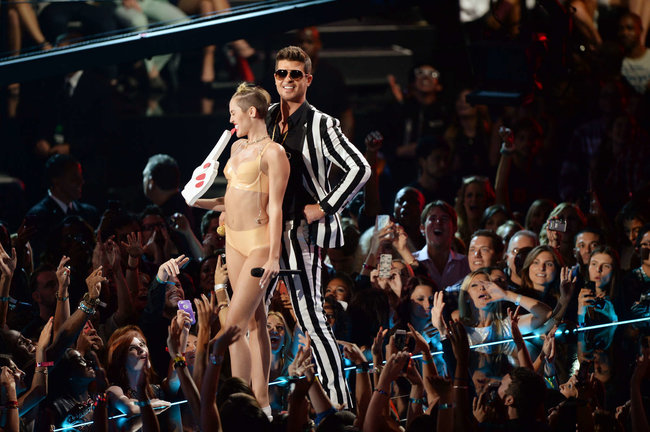 «MTV Video Music Awards 2013» в Бруклине: скандальное выступление Майли Сайрус: miley-cyrus-pictures-hot-vma-2013-mtv-performance--02_Starbeat.ru