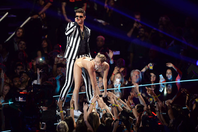 «MTV Video Music Awards 2013» в Бруклине: скандальное выступление Майли Сайрус: miley-cyrus-pictures-hot-vma-2013-mtv-performance--05_Starbeat.ru