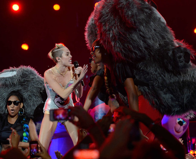 «MTV Video Music Awards 2013» в Бруклине: скандальное выступление Майли Сайрус: miley-cyrus-pictures-hot-vma-2013-mtv-performance--16_Starbeat.ru