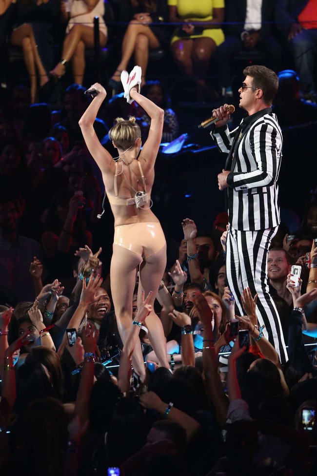 «MTV Video Music Awards 2013» в Бруклине: скандальное выступление Майли Сайрус: miley-cyrus-pictures-hot-vma-2013-mtv-performance--21_Starbeat.ru