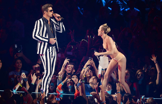 «MTV Video Music Awards 2013» в Бруклине: скандальное выступление Майли Сайрус: miley-cyrus-pictures-hot-vma-2013-mtv-performance--27_Starbeat.ru