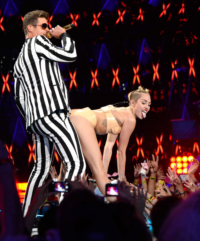 «MTV Video Music Awards 2013» в Бруклине: скандальное выступление Майли Сайрус: miley-cyrus-pictures-hot-vma-2013-mtv-performance--28_Starbeat.ru
