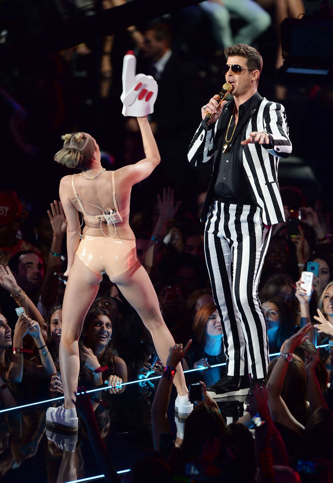 «MTV Video Music Awards 2013» в Бруклине: скандальное выступление Майли Сайрус: miley-cyrus-pictures-hot-vma-2013-mtv-performance--30_Starbeat.ru