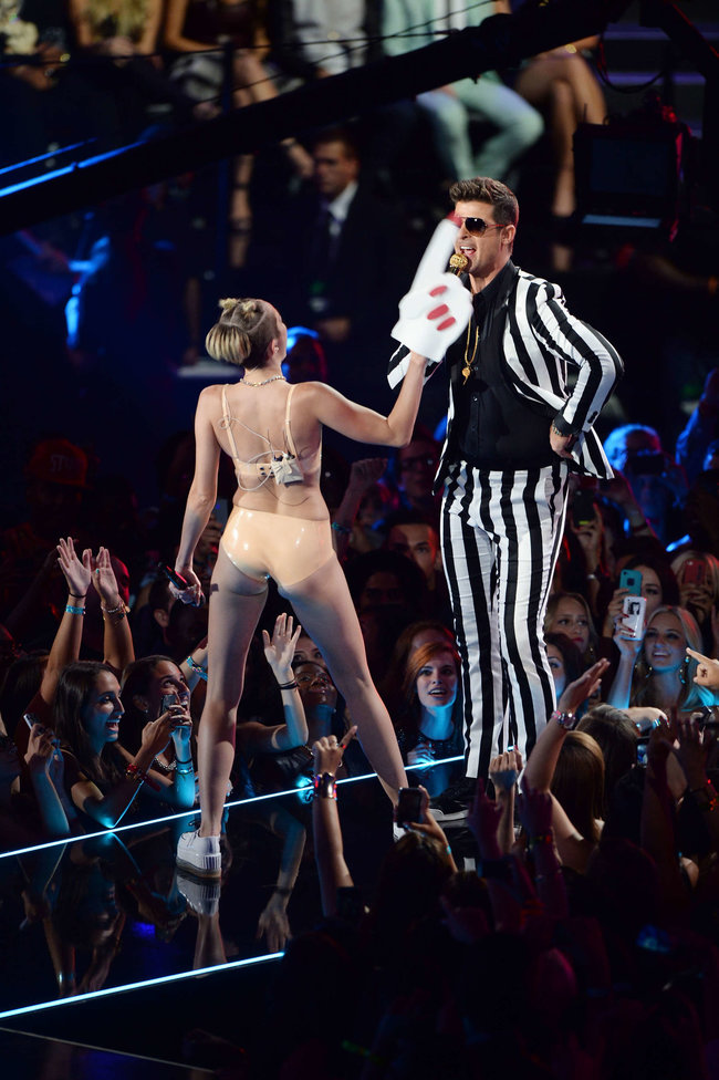 «MTV Video Music Awards 2013» в Бруклине: скандальное выступление Майли Сайрус: miley-cyrus-pictures-hot-vma-2013-mtv-performance--35_Starbeat.ru