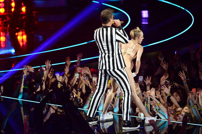 «MTV Video Music Awards 2013» в Бруклине: скандальное выступление Майли Сайрус: miley-cyrus-pictures-hot-vma-2013-mtv-performance--39_Starbeat.ru