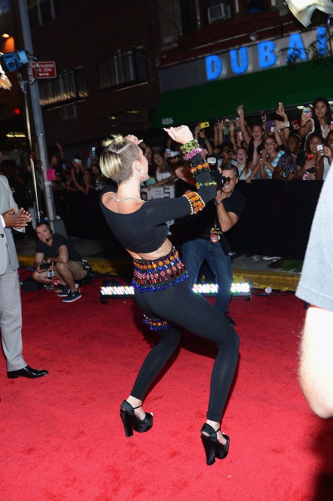 «MTV Video Music Awards 2013» в Бруклине: скандальное выступление Майли Сайрус: miley-cyrus-pictures-hot-vma-2013-mtv-performance--56_Starbeat.ru