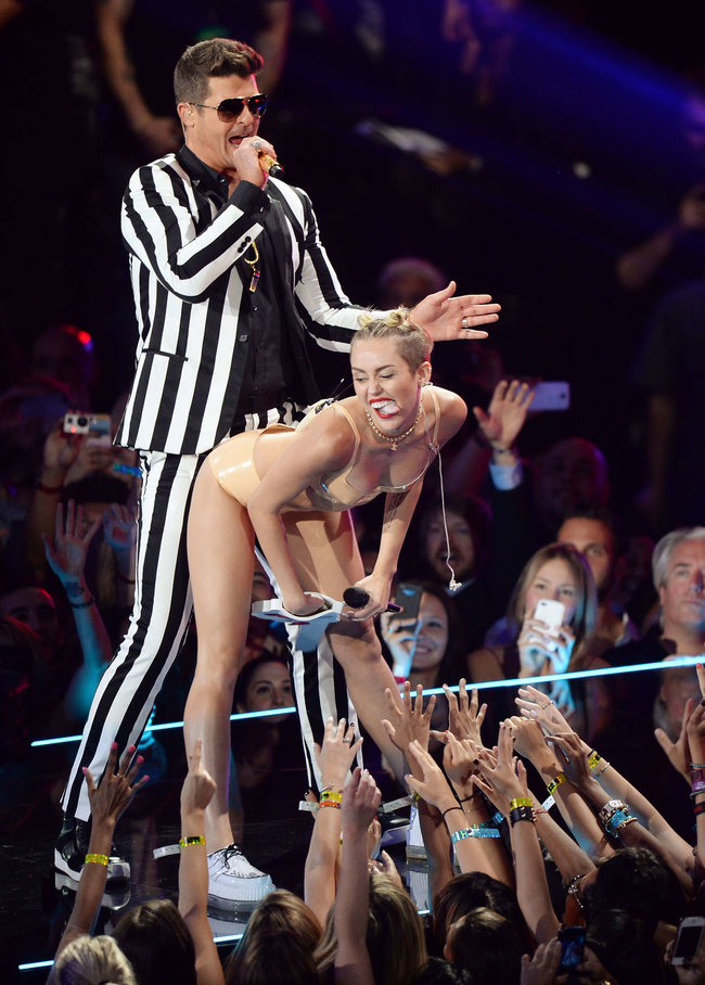«MTV Video Music Awards 2013» в Бруклине: скандальное выступление Майли Сайрус: miley-cyrus-pictures-hot-vma-2013-mtv-performance--57_Starbeat.ru