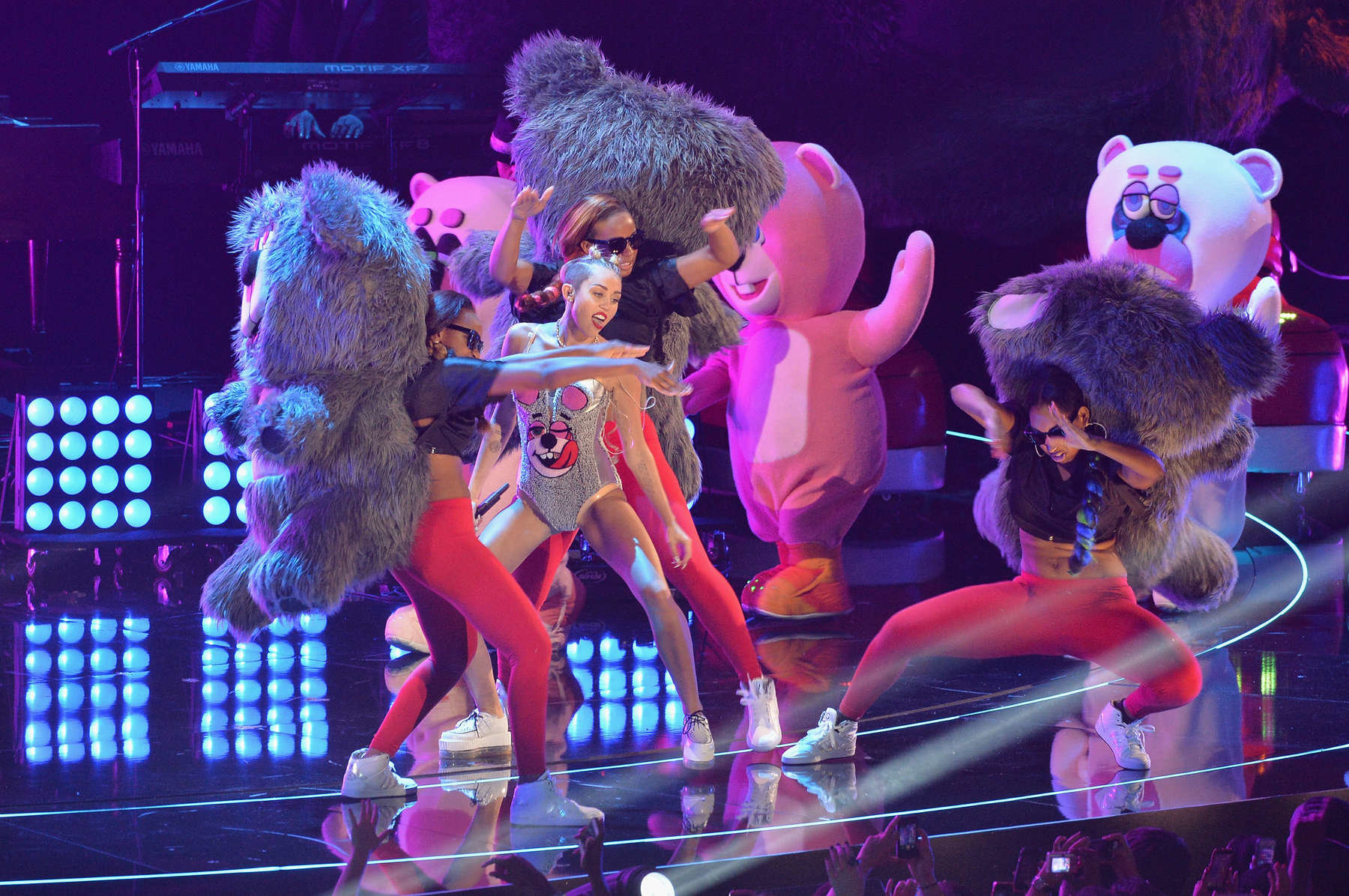 Miley Cyrus VMA 2013. Miley Cyrus. Танцы направление MTV.