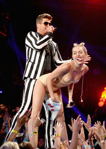 «MTV Video Music Awards 2013» в Бруклине: скандальное выступление Майли Сайрус: miley-cyrus-pictures-hot-vma-2013-mtv-performance--45_Starbeat.ru