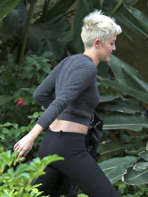 Майли Сайрус направляется в студию звукозаписи: miley-cyrus---heading-to-the-studio-in-hollywood--01_Starbeat.ru