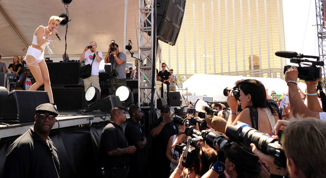 Выступление Майли Сайрус на музыкальном фестивале «iHeartRadio 2013»: miley-cyrus-photos-iheartradio-2013-performance-32_Starbeat.ru