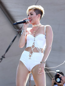 Выступление Майли Сайрус на музыкальном фестивале «iHeartRadio 2013»: miley-cyrus-photos-iheartradio-2013-performance-45_Starbeat.ru