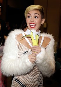 Майли Сайрус выступила на сцене фестиваля «iHeartRadio»: miley-cyrus-iheart-2013--12_Starbeat.ru