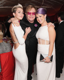 Майли Сайрус и другие гости благотворительного вечера «Elton John AIDS Foundation»: Miley-Cyrus---2013-Elton-John-AIDS-Foundation-Academy-Awards-Party--04_Starbeat.ru