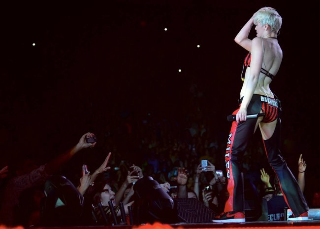 Майли Сайрус выступила в Ванкувере на «Rogers Arena»: miley-cyrus-311_Starbeat.ru