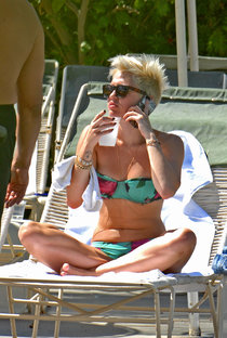 Майли Сайрус загорает около бассейна в бикини: miley-cyrus---wearing-a-bikini-at-a-pool-in-palm-desert--02_Starbeat.ru
