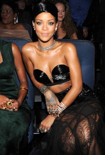 «American Music Awards 2013» в Лос-Анджелесе: Рианна: rihanna-2013-american-music-awards--01_Starbeat.ru