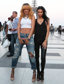 Фотосессия на фоне Эйфелевой башни: Рианна с друзьями: rihanna-and-friends-photoshoot-in-front-of-the-eiffel-tower-01_Starbeat.ru