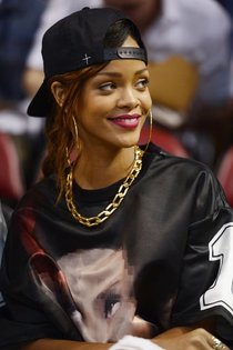 Рианна на баскетбольном матче: болеем за «Майами Хит»!: rihanna-at-miami-heat-game--15_Starbeat.ru