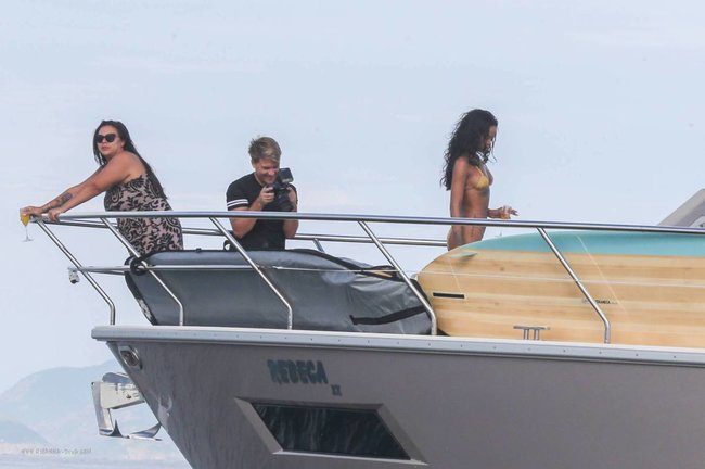 Рианна отдыхает на яхте в Рио-де-Жанейро: rihanna-102_Starbeat.ru