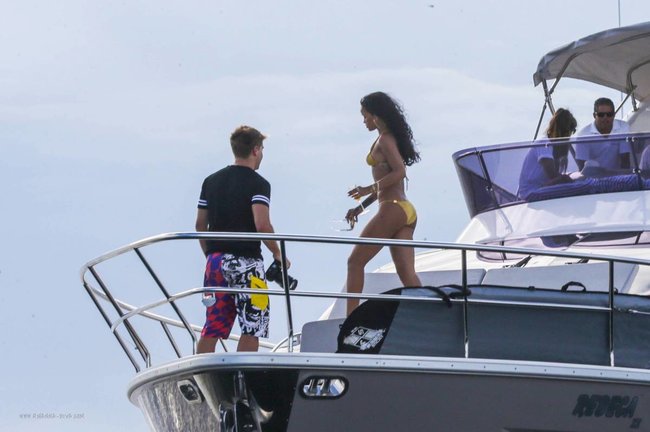 Рианна отдыхает на яхте в Рио-де-Жанейро: rihanna-131_Starbeat.ru