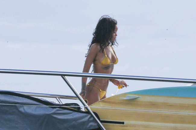 Рианна отдыхает на яхте в Рио-де-Жанейро: rihanna-152_Starbeat.ru