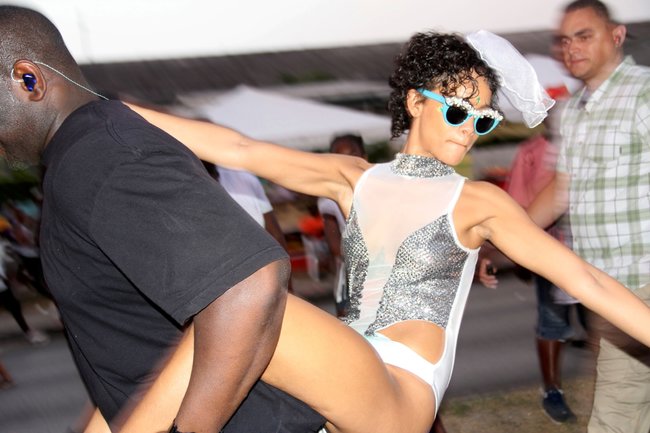 Рианна на ежегодном фестивале «Crop Over», Барбадос: rihanna-251_Starbeat.ru
