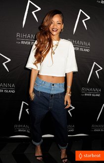 Афтепати с Рианной в Лондоне: rihanna-double-jeans-look-at-river-island-after-party-01_Starbeat.ru