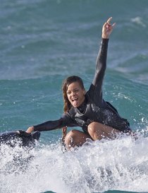 Гавайские каникулы: Рианна прокатилась на водных лыжах: Rihanna---jetskiing-in-Hawaii--18-e1361574938556_Starbeat.ru