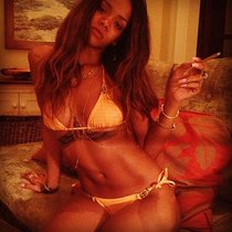 Твиттер Рианны: новые фото в бикини: Rihanna-New-Twitter-Bikini-Pics--01_Starbeat.ru