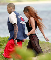 Рианна и Крис Браун на Гавайях: Rihanna-in-bikini-bottom-in-Hawaii--05_Starbeat.ru